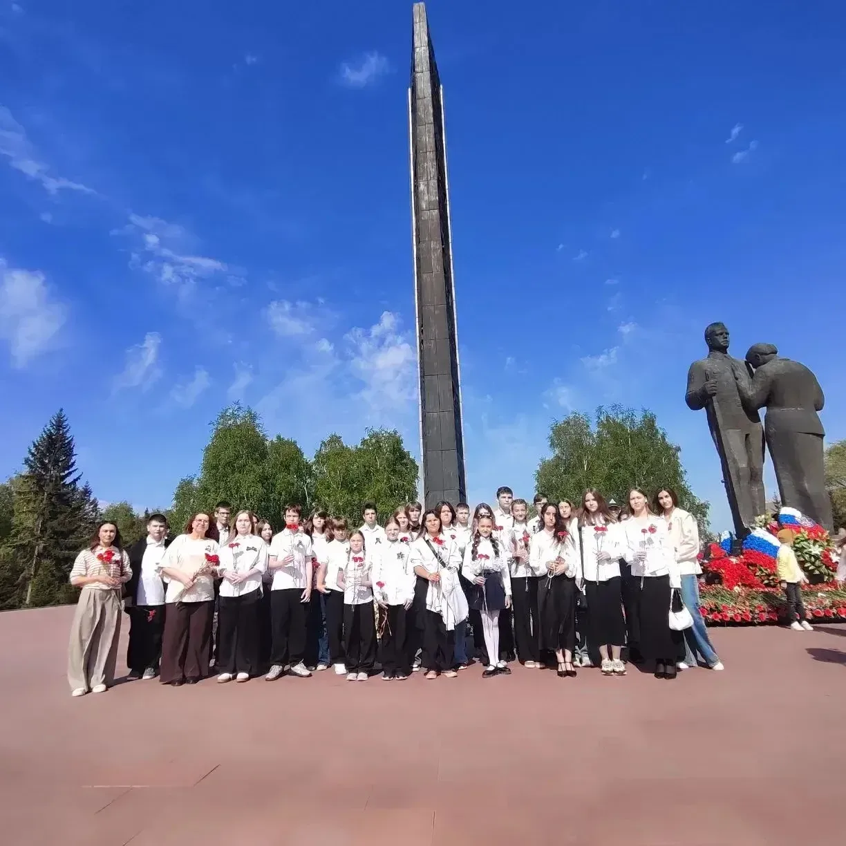 9 мая в День Великой Победы учащиеся МБОУ «Лицей № 122» под руководством заместителя директора по ВР