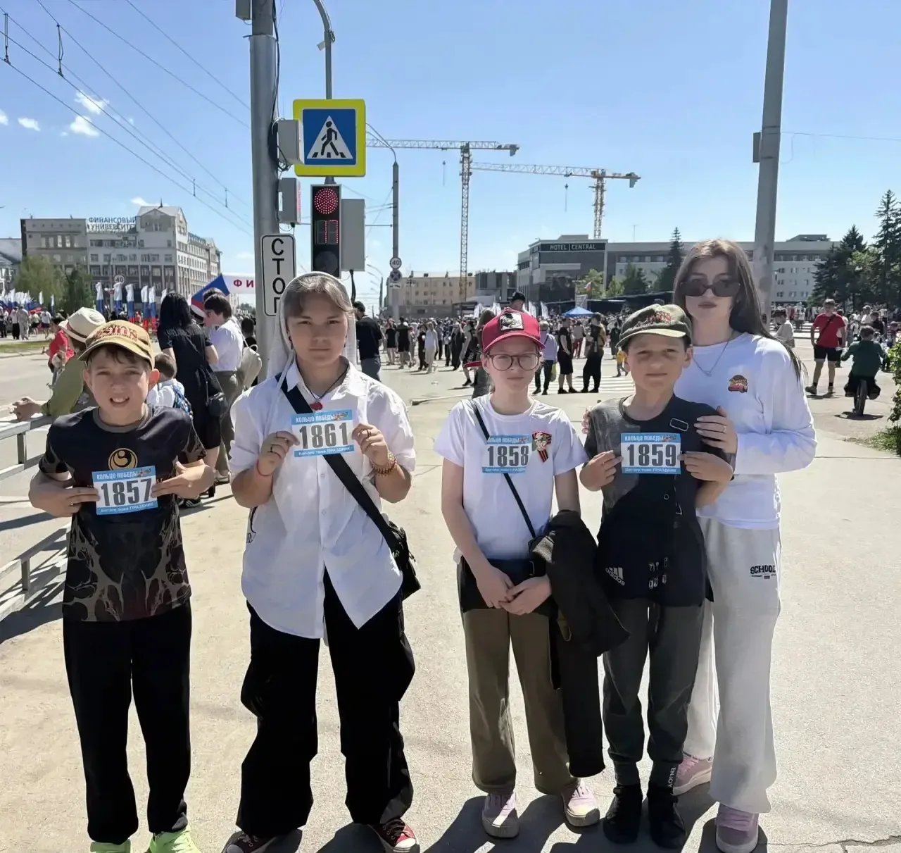 9 мая учащиеся МБОУ «Лицей  № 122» Пауль Илья (4б), Сосенко Мария (4б), Шевченко Дмитрий (4а), Устин