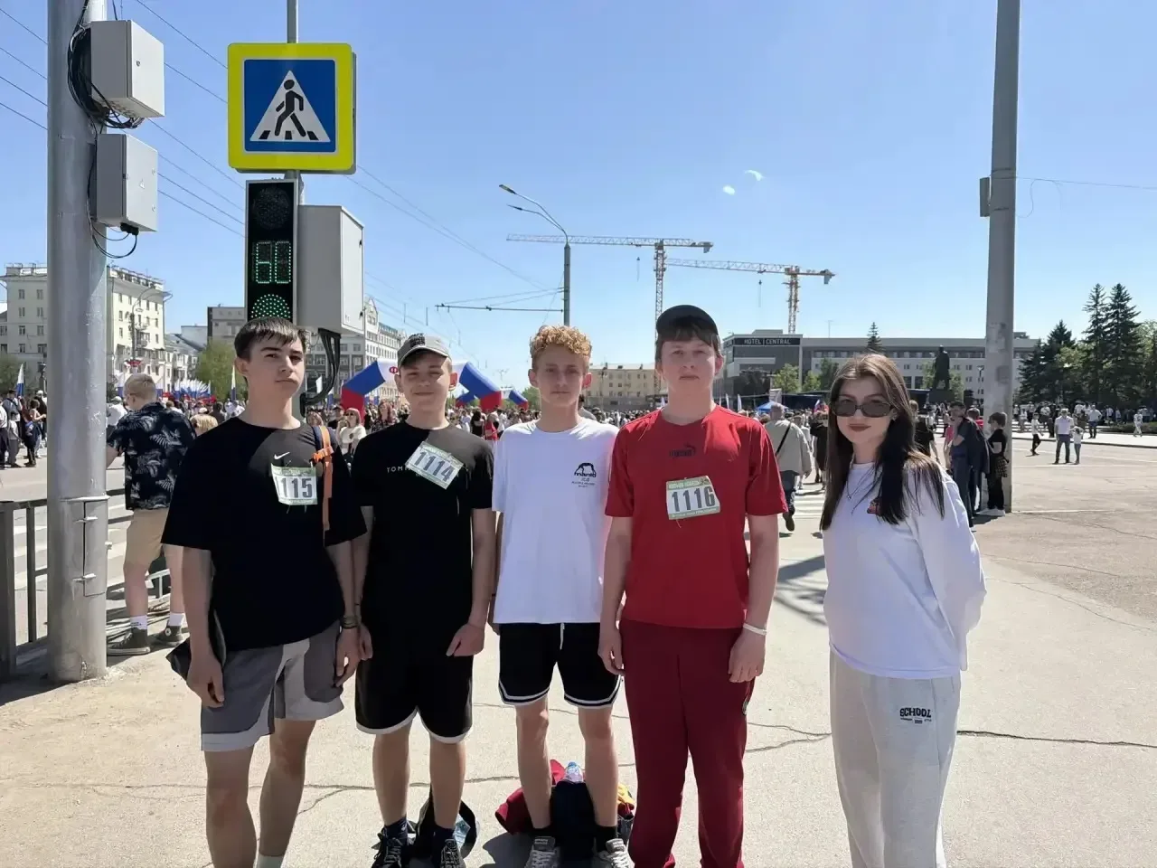 9 мая учащиеся МБОУ «Лицей  № 122» Пауль Илья (4б), Сосенко Мария (4б), Шевченко Дмитрий (4а), Устин