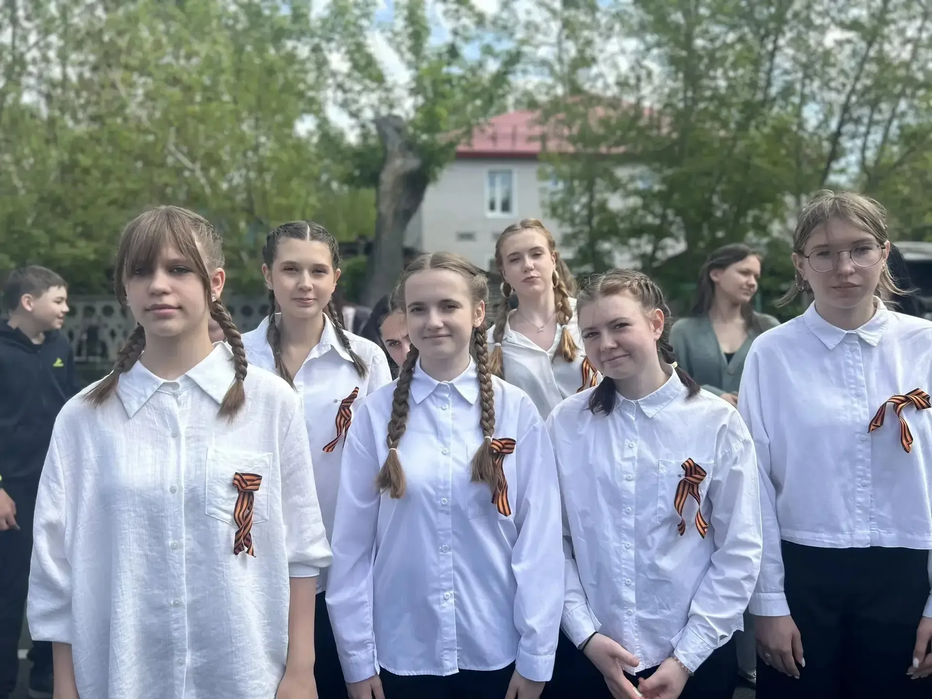 "Чтоб не забылась та война..." 🎶✨       В нашей школе в преддверии празднования Дня Победы прошел за