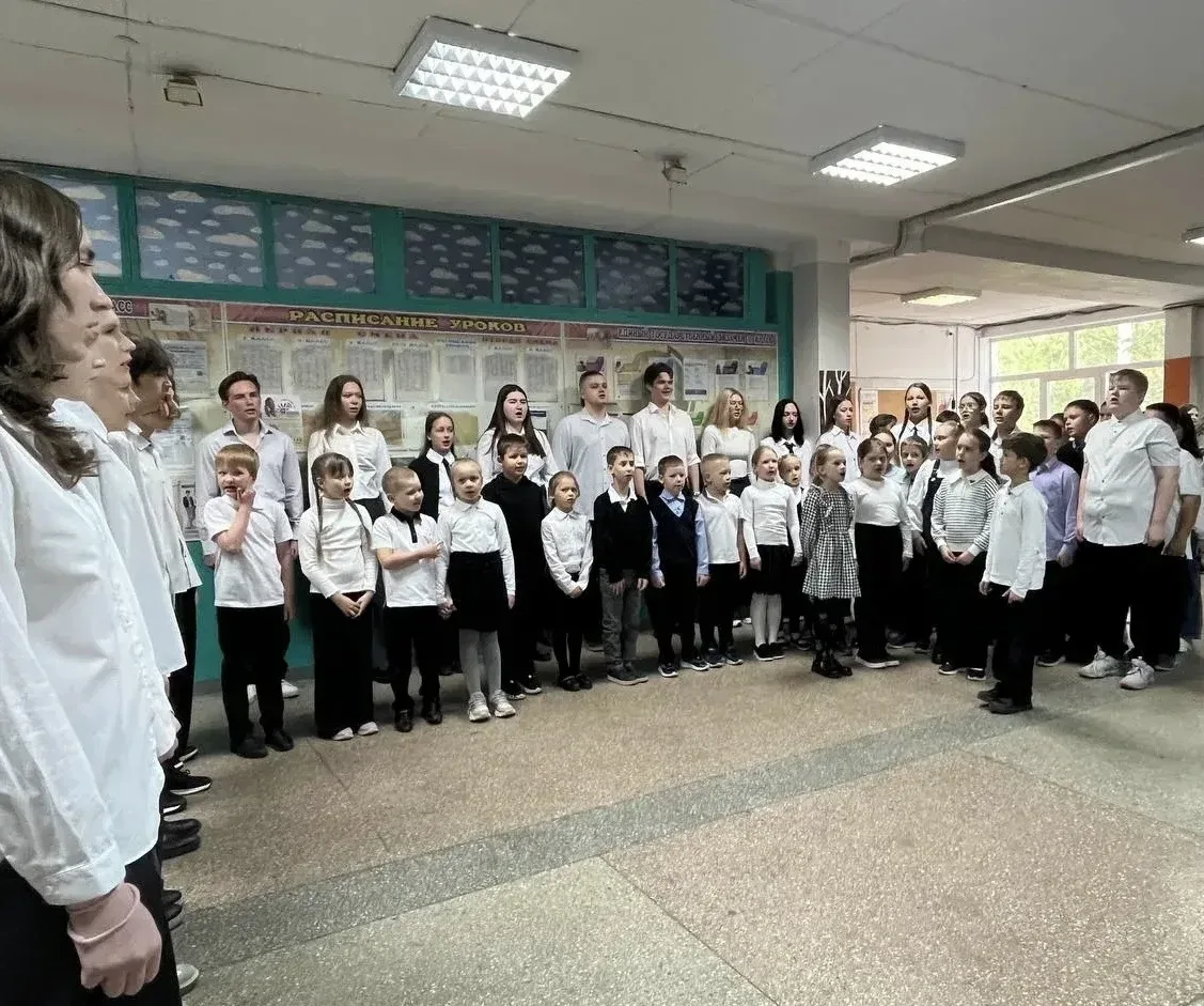 ТОРЖЕСТВЕННАЯ ЛИНЕЙКА🇷🇺  Традиционная линейка понедельника, посвященная поднятию флага Российской Фе