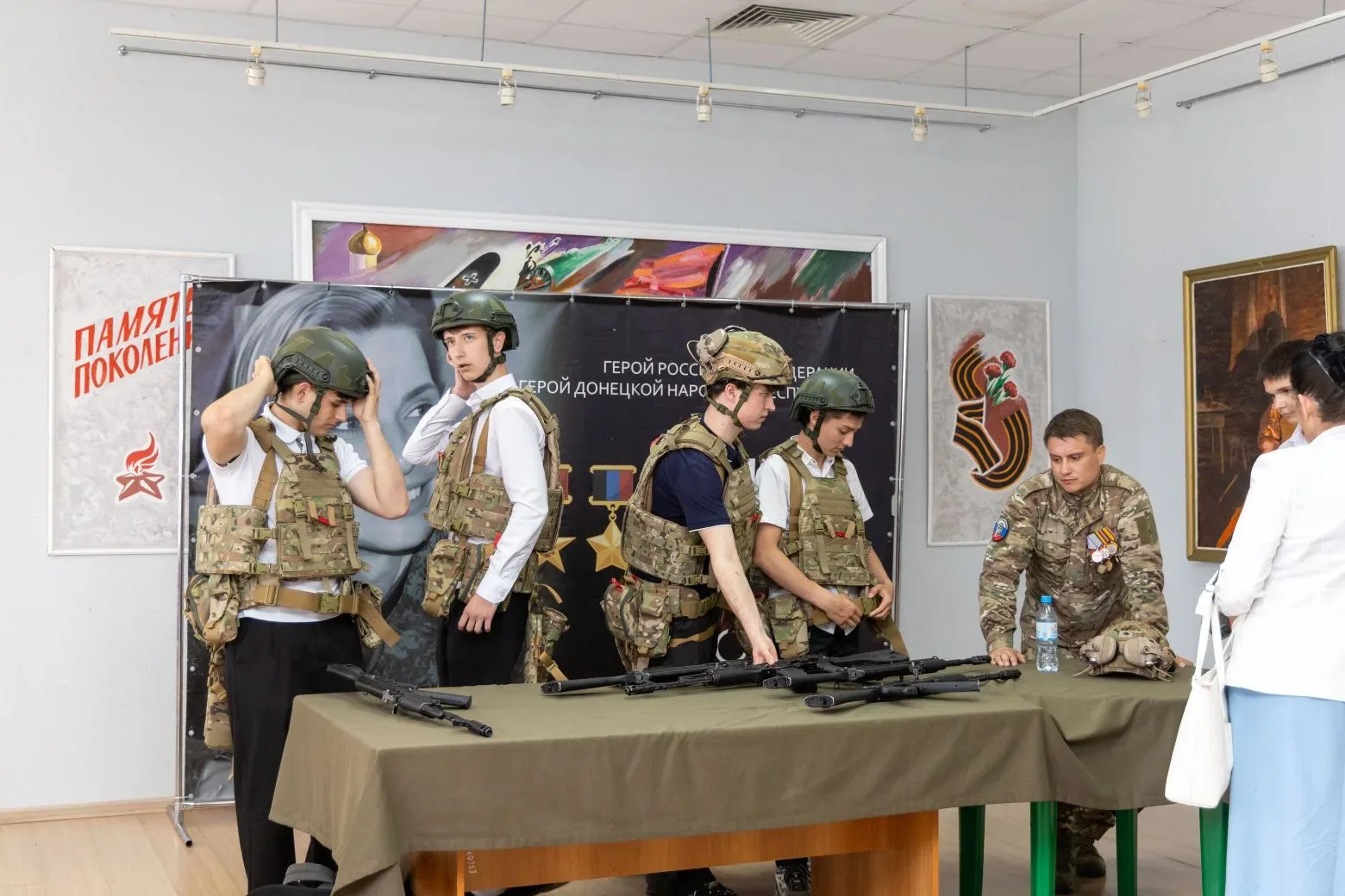 14 мая гимназисты из 10-х классов  посетили ДК "Юбилейный". Обучающиеся познакомились с  выставкой «