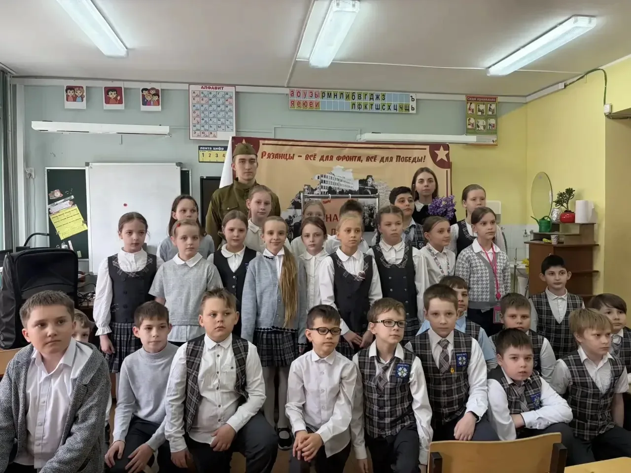 🔴 В преддверии празднования Дня Великой Победы для 3 «В» класса был показан спектакль «Рязань — горо
