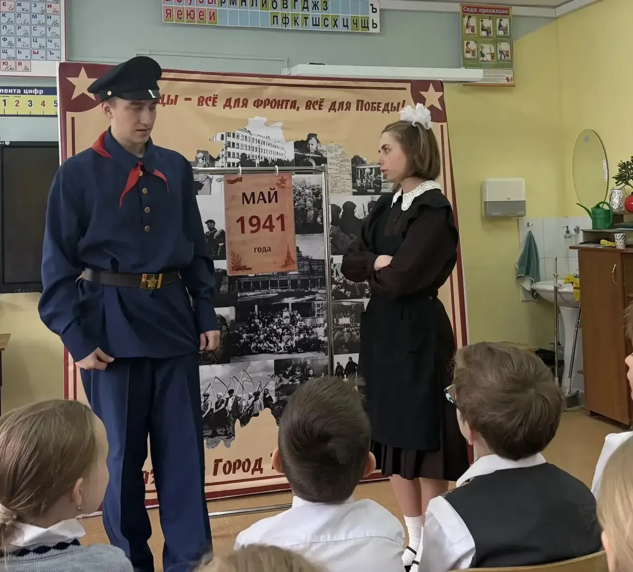 🔴 В преддверии празднования Дня Великой Победы для 3 «В» класса был показан спектакль «Рязань — горо