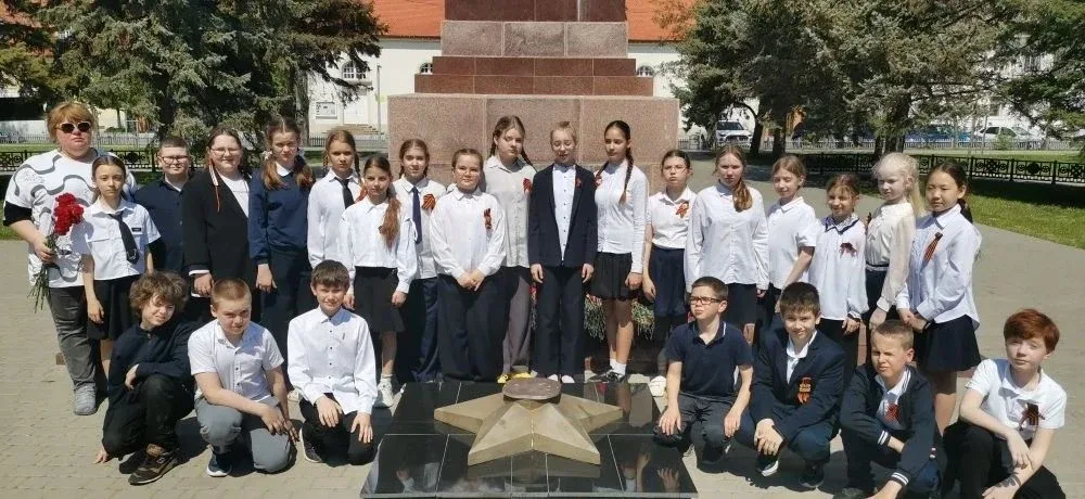 4Б класс у обелиска. Не забывайте о войне. Своим потомкам передайте Как гибли прадеды в огне, Вы под