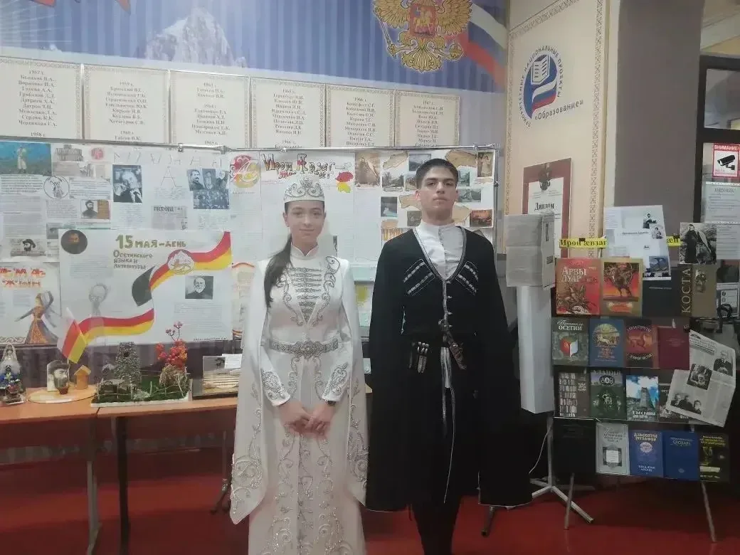 15 мая, в честь празднования дня родного языка, в фойе школы прошло праздничное мероприятие. Ученики