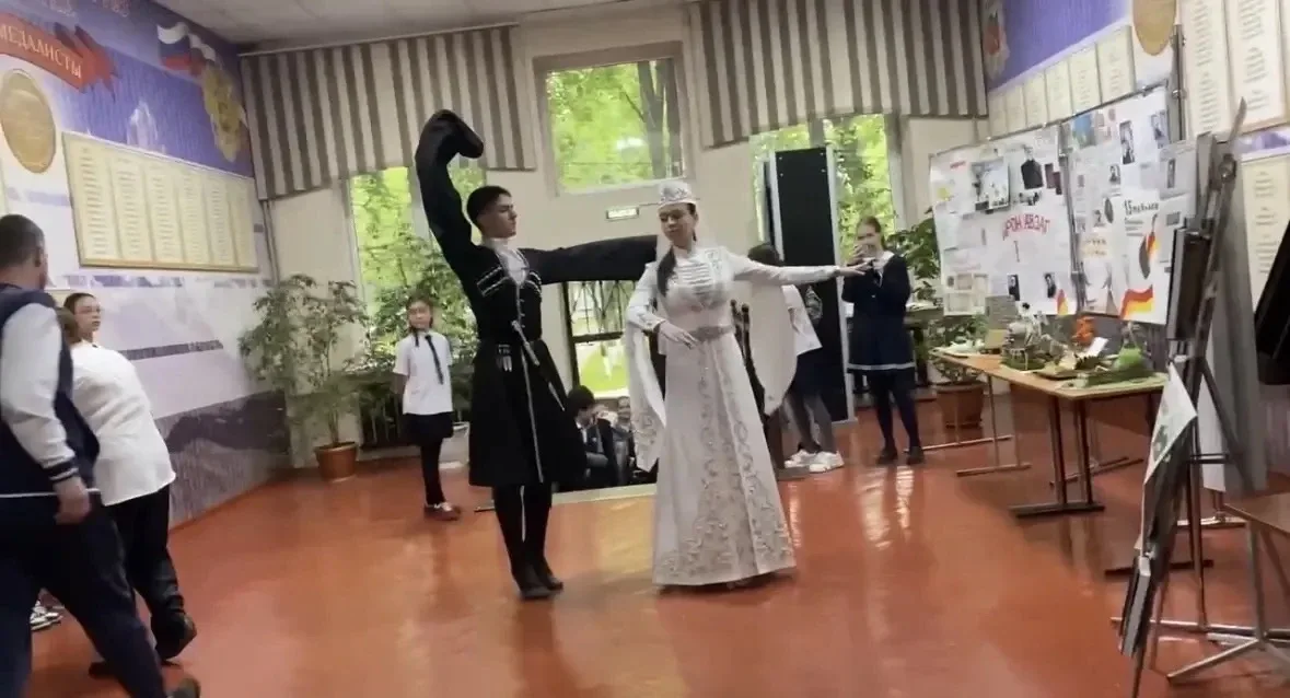15 мая, в честь празднования дня родного языка, в фойе школы прошло праздничное мероприятие. Ученики