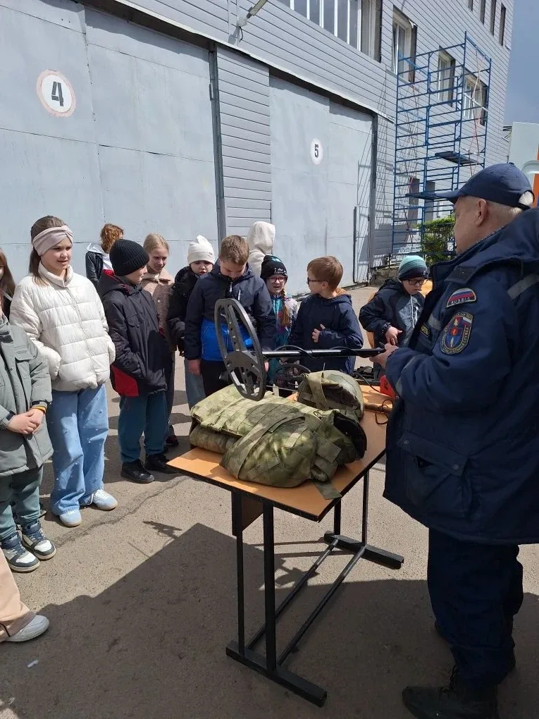 🚒 Экскурсия в мир спасателей! Ученики 3 «Г» класса побывали на увлекательной экскурсии в Аварийно-сп
