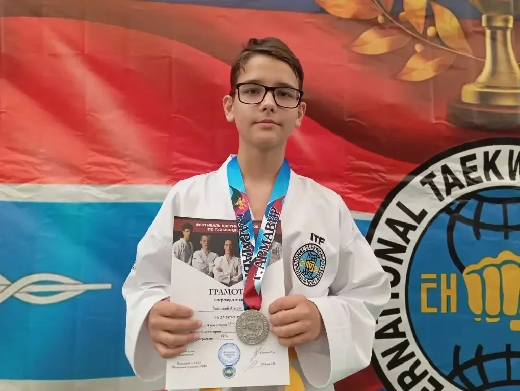 🥋 Ученик 5 «Б» Завадский Артем взял две медали на Кубке Краснодарского края по тхэквондо! 🔥  На прош