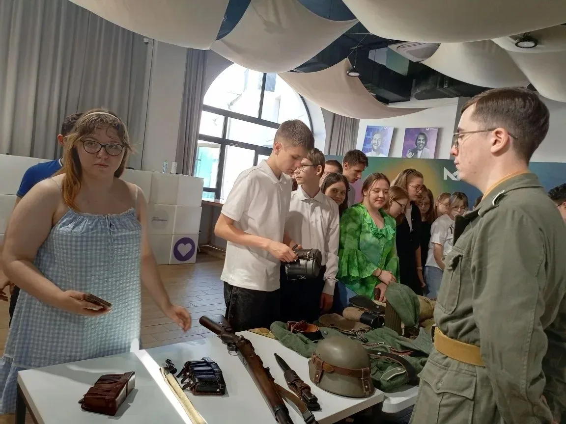 🇷🇺 Для нас, школьников, война — это строки из учебников, кадры из фильмов и живые голоса ветеранов. 
