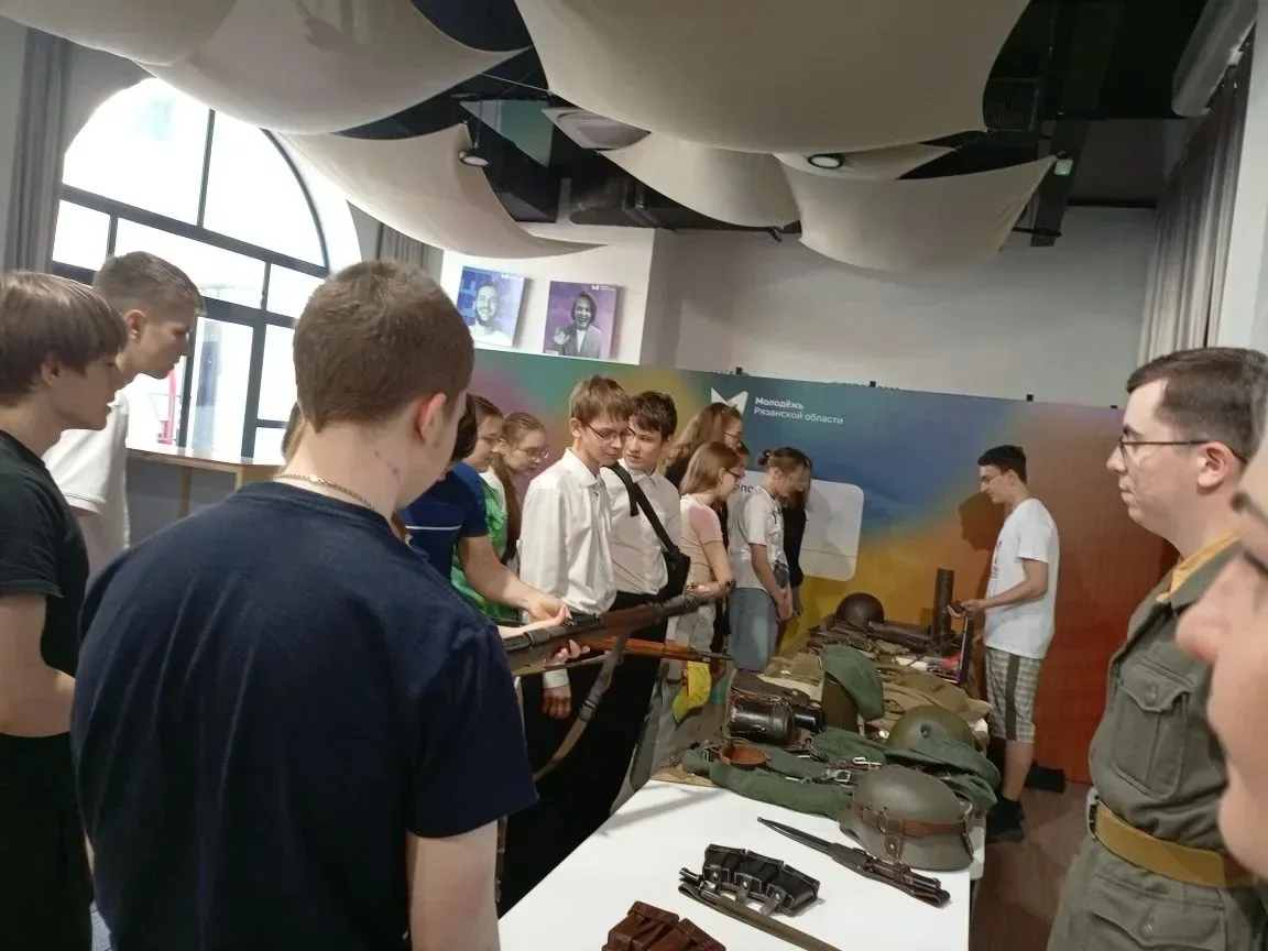 🇷🇺 Для нас, школьников, война — это строки из учебников, кадры из фильмов и живые голоса ветеранов. 