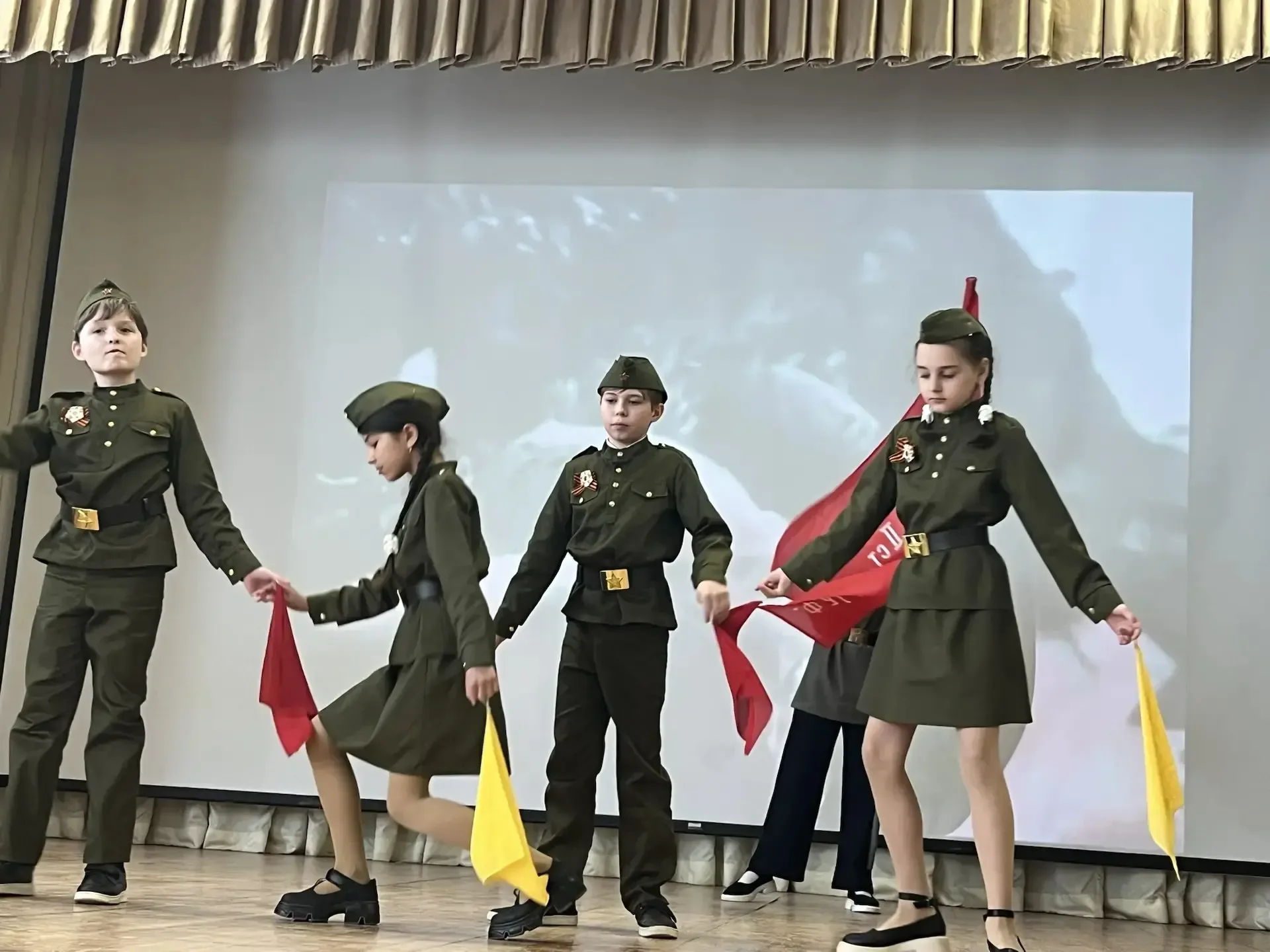 В преддверии Дня Победы в нашей школе  прошёл конкурс патриотической песни «Битва  хоров», посвящённ