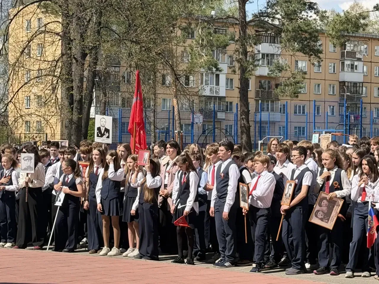 🇷🇺 Сюда нас память позвала: как Школа №155 сказала «Спасибо» героям 🌟8 мая наша школа стала частью д