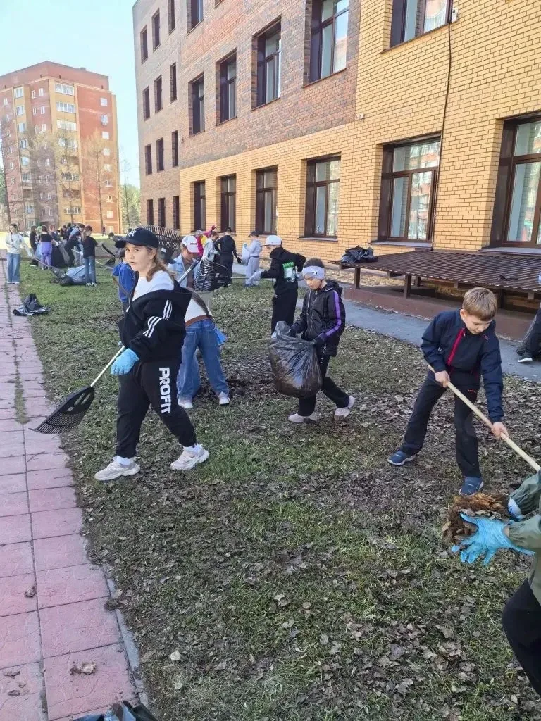 🌷 1 мая в школе № 155: «Труд — крут! От мала до велика!  На уборку территории дружно вышли все: учащ