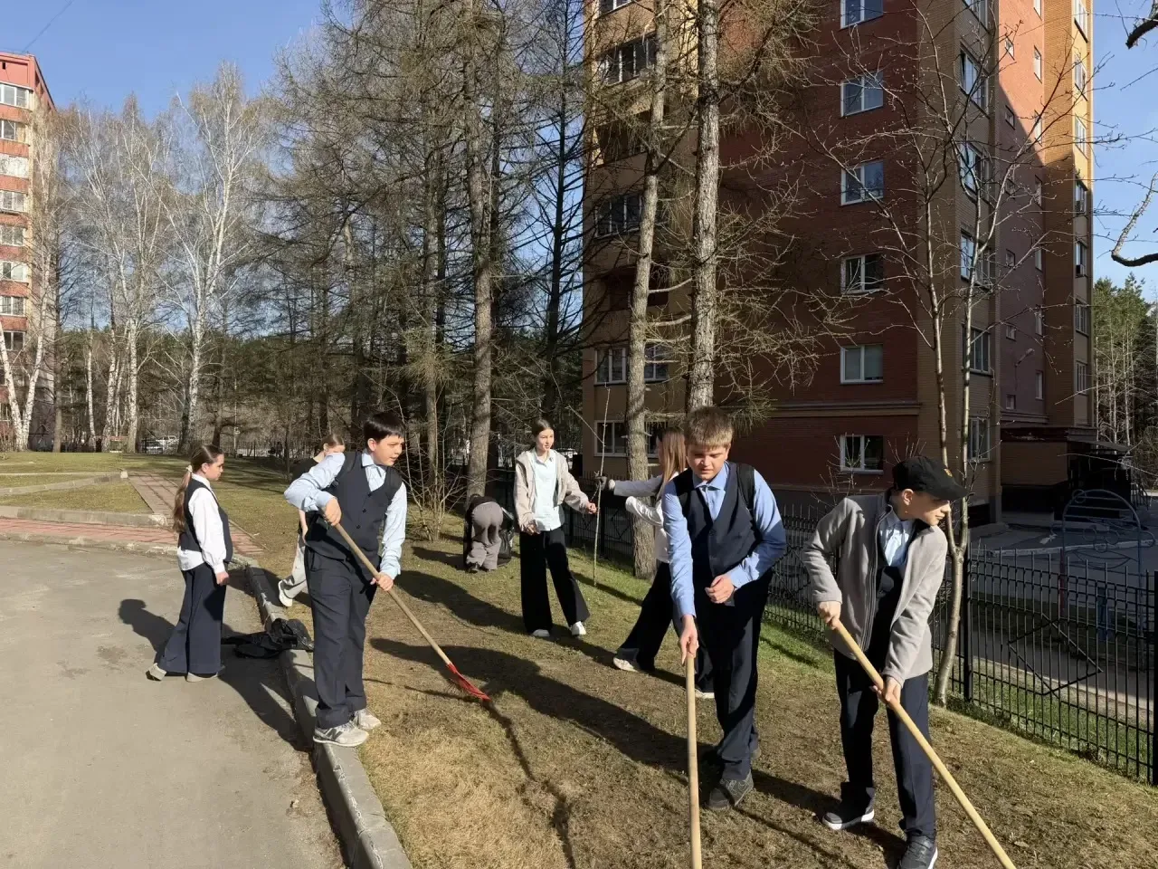 🌷 1 мая в школе № 155: «Труд — крут! От мала до велика!  На уборку территории дружно вышли все: учащ