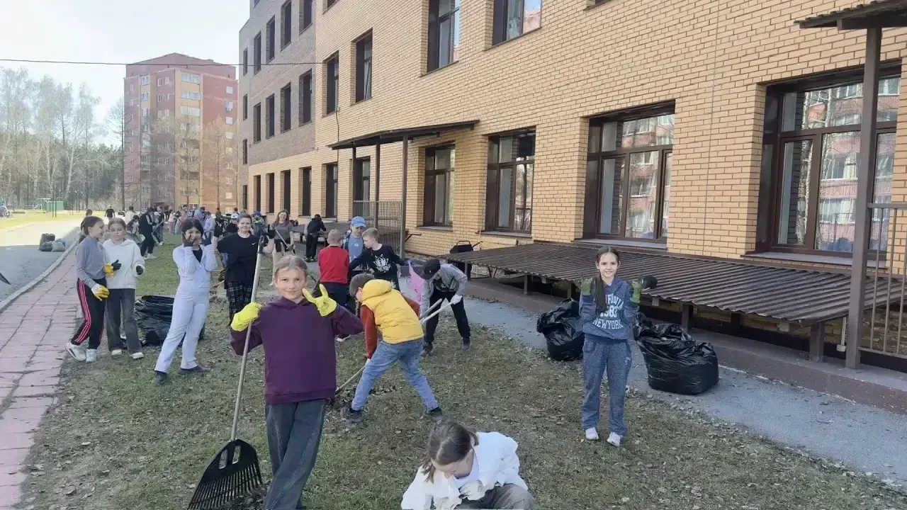 🌷 1 мая в школе № 155: «Труд — крут! От мала до велика!  На уборку территории дружно вышли все: учащ