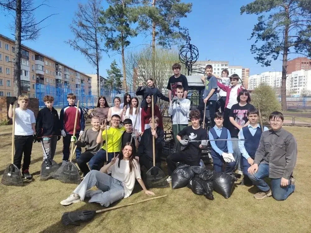 🌷 1 мая в школе № 155: «Труд — крут! От мала до велика!  На уборку территории дружно вышли все: учащ