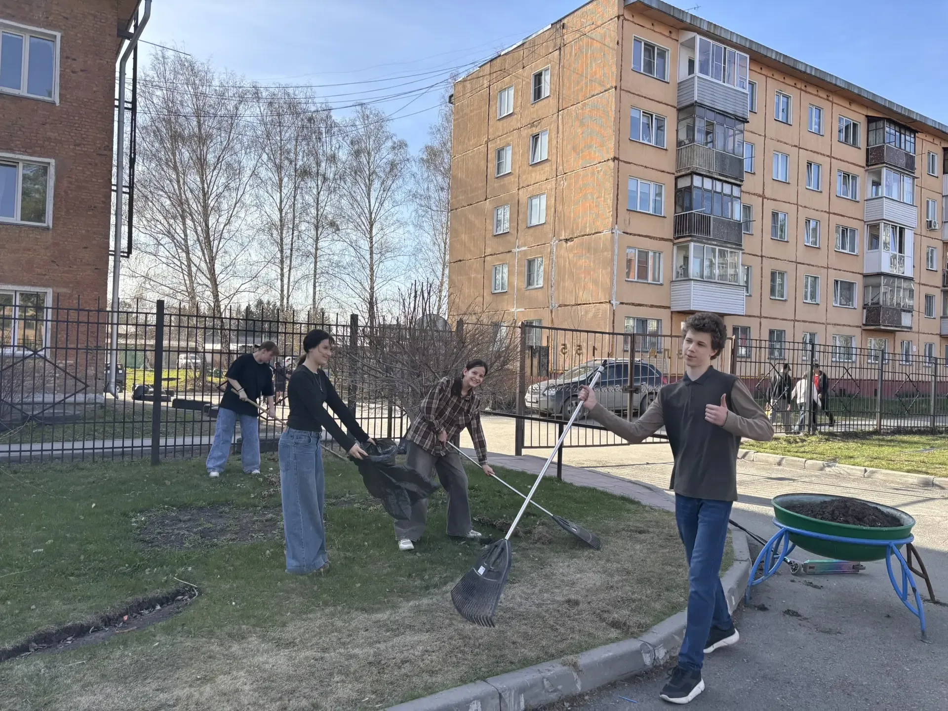 🌷 1 мая в школе № 155: «Труд — крут! От мала до велика!  На уборку территории дружно вышли все: учащ