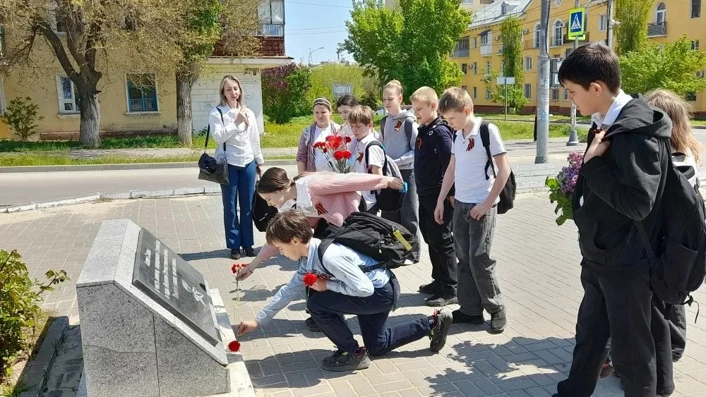 📸 Путешествие в историю: 5А класс на экскурсии по Аллее Славы!  Обучающиеся 5А класса с большим инте