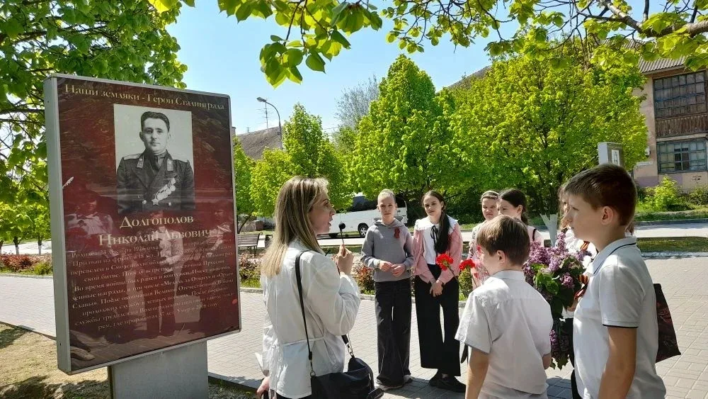 📸 Путешествие в историю: 5А класс на экскурсии по Аллее Славы!  Обучающиеся 5А класса с большим инте