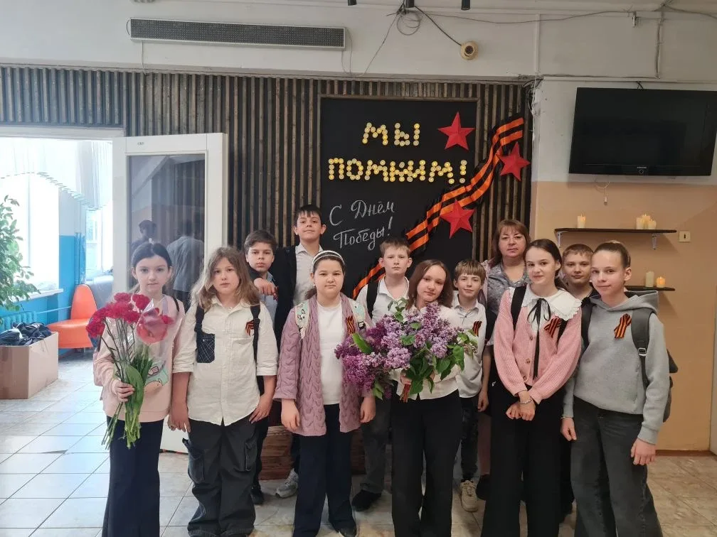 📸 Путешествие в историю: 5А класс на экскурсии по Аллее Славы!  Обучающиеся 5А класса с большим инте