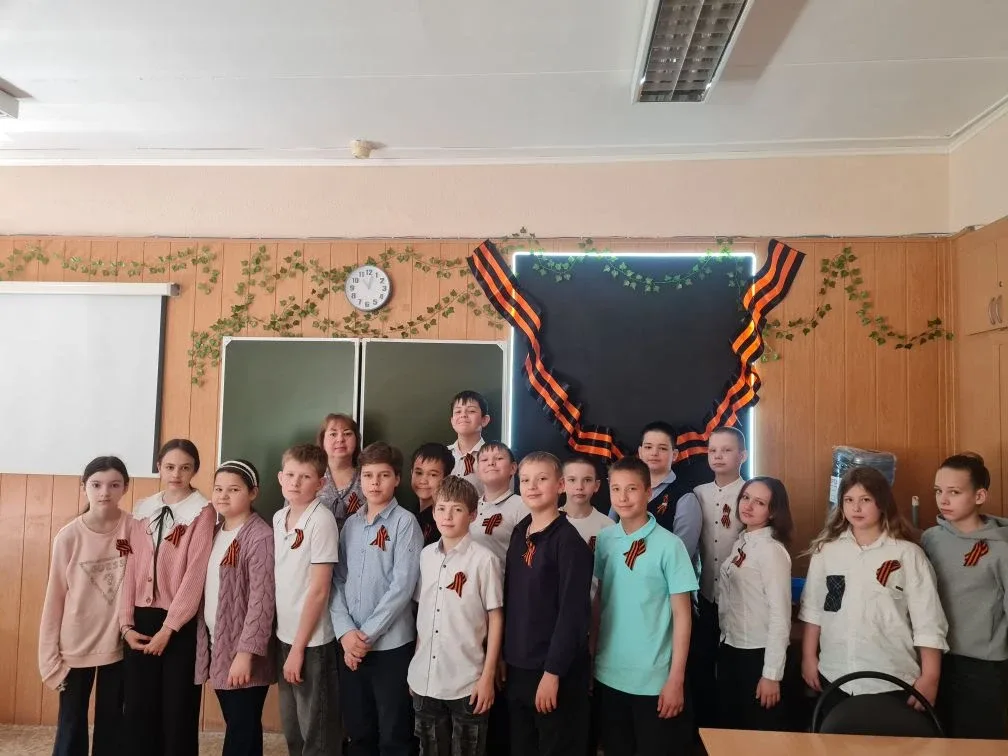 📸 Путешествие в историю: 5А класс на экскурсии по Аллее Славы!  Обучающиеся 5А класса с большим инте
