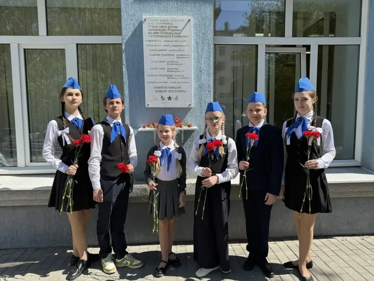 📣Школьный музейный актив поздравляет всех с Днем Победы! Ребята на площади Славы возложили цветы к В