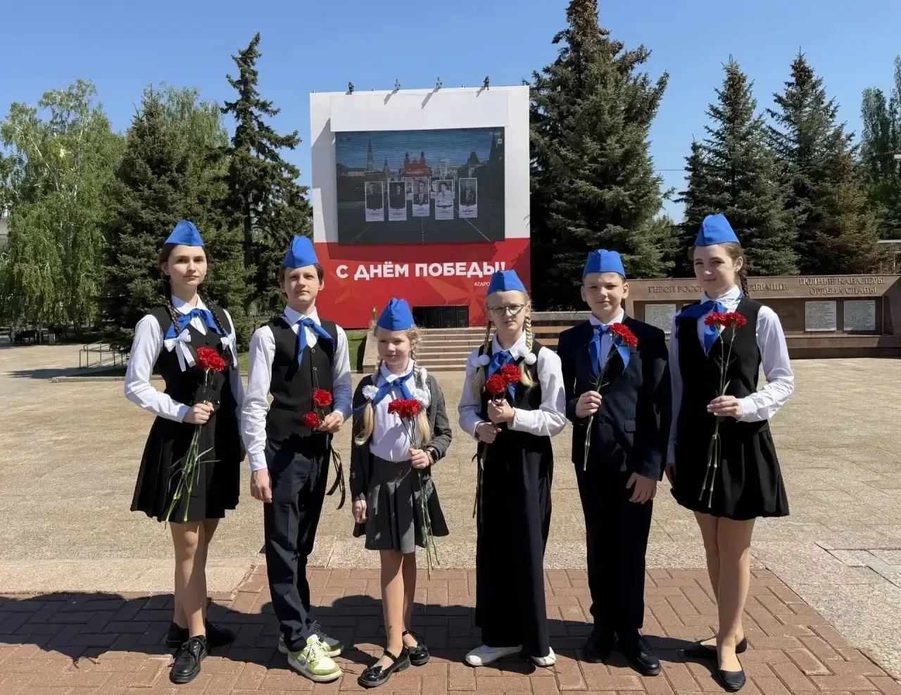 📣Школьный музейный актив поздравляет всех с Днем Победы! Ребята на площади Славы возложили цветы к В