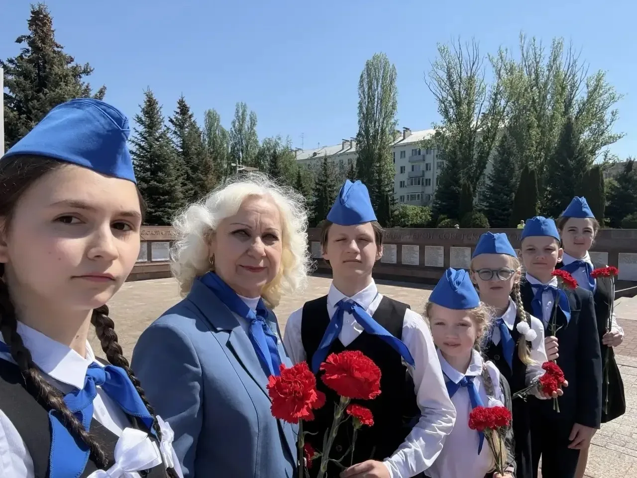 📣Школьный музейный актив поздравляет всех с Днем Победы! Ребята на площади Славы возложили цветы к В