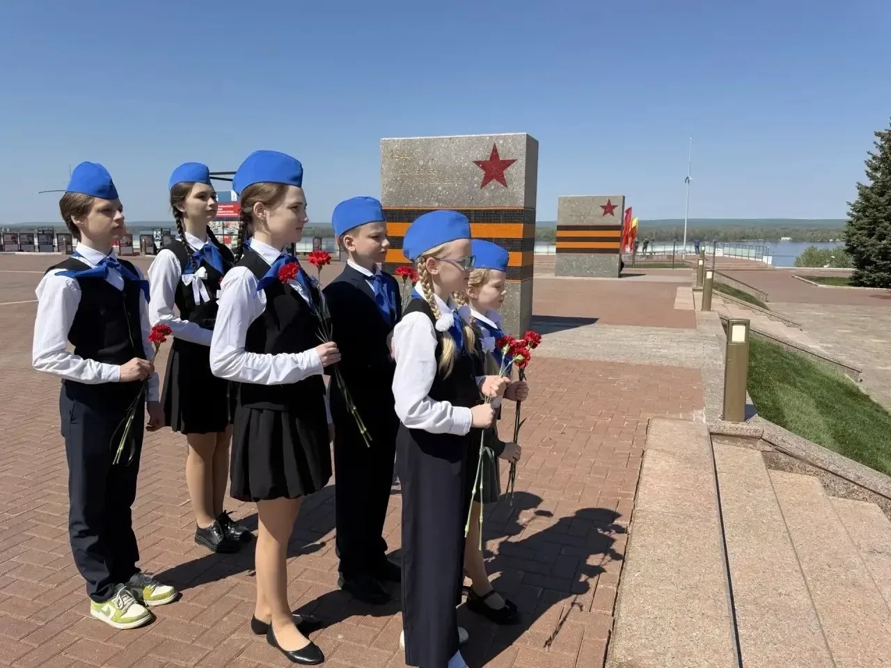 📣Школьный музейный актив поздравляет всех с Днем Победы! Ребята на площади Славы возложили цветы к В
