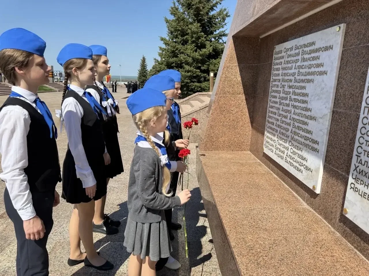 📣Школьный музейный актив поздравляет всех с Днем Победы! Ребята на площади Славы возложили цветы к В