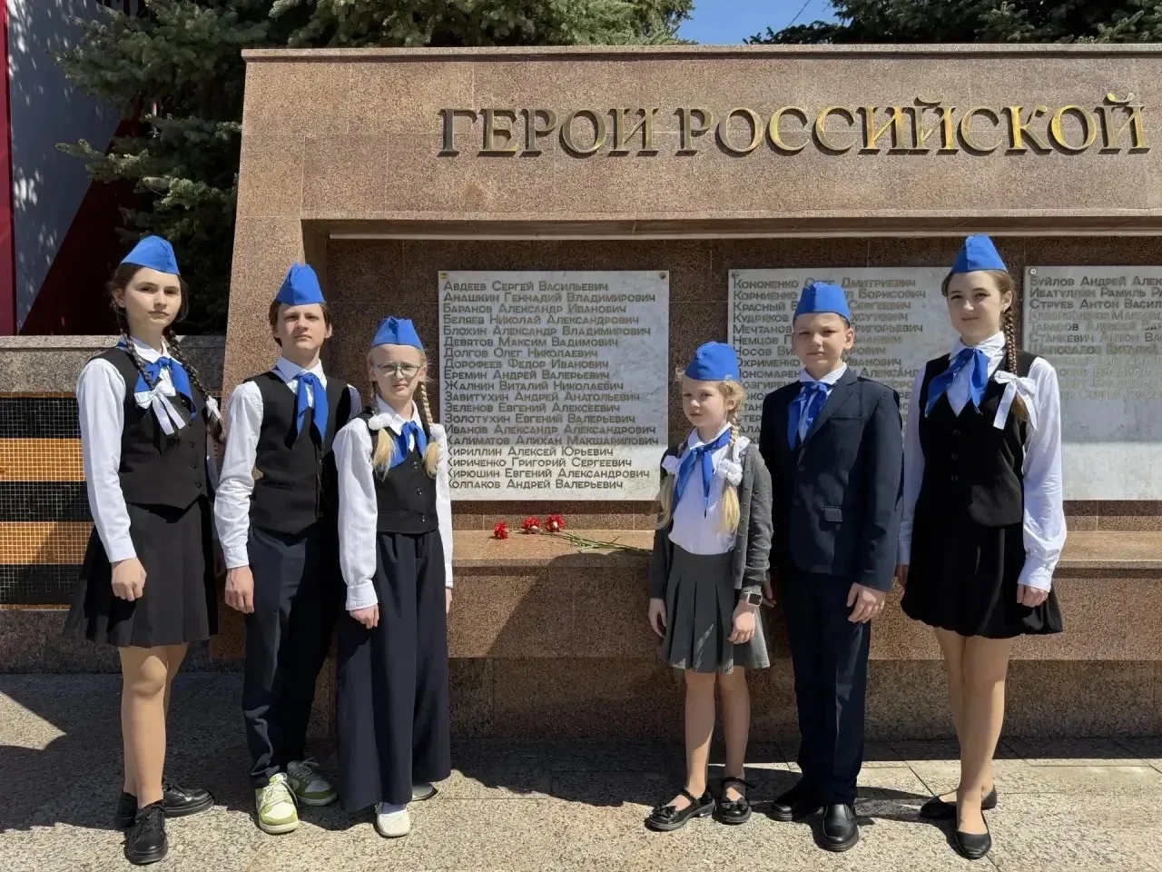 📣Школьный музейный актив поздравляет всех с Днем Победы! Ребята на площади Славы возложили цветы к В