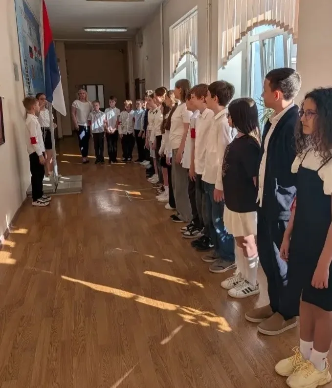 📣Торжественная линейка, посвящённая поднятию Государственного флага Российской Федерации  🇷🇺 Сегодня