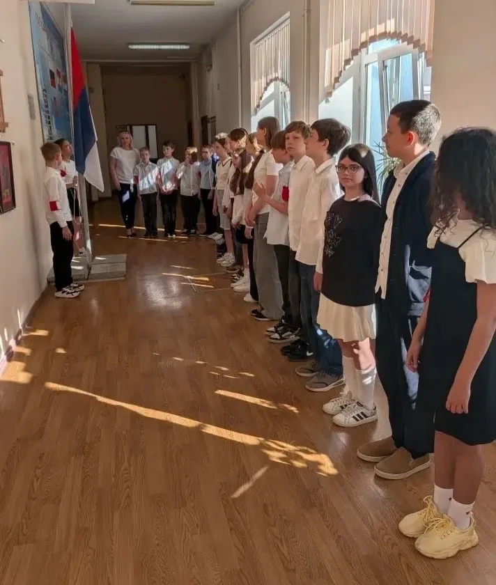 📣Торжественная линейка, посвящённая поднятию Государственного флага Российской Федерации  🇷🇺 Сегодня