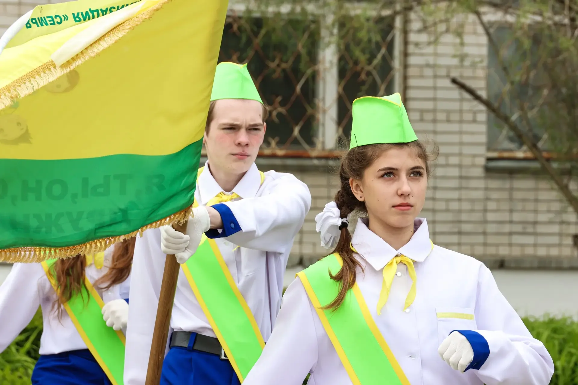 Сегодня в нашей школе состоялась церемония посвящения учащихся 4-х классов в ряды детской школьной о