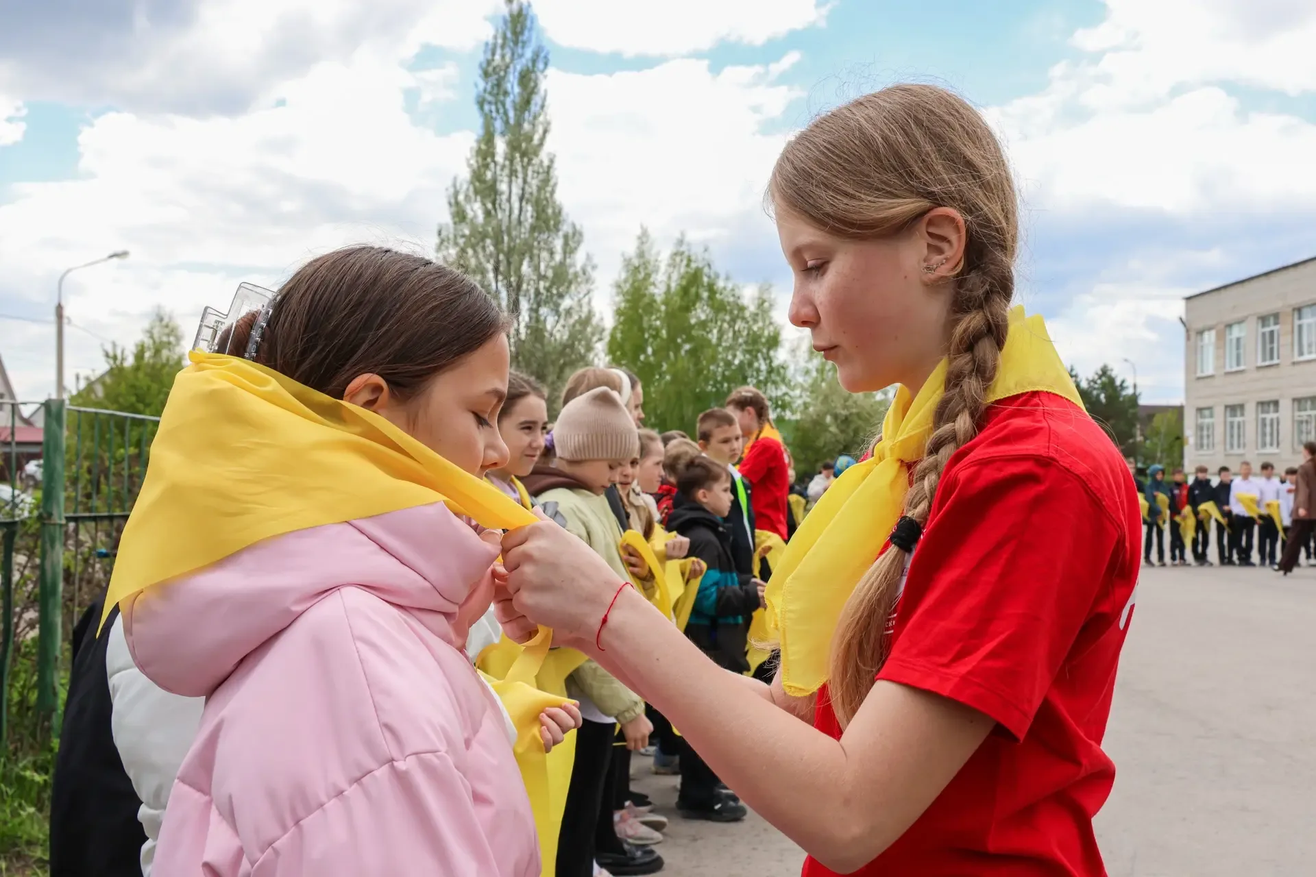 Сегодня в нашей школе состоялась церемония посвящения учащихся 4-х классов в ряды детской школьной о
