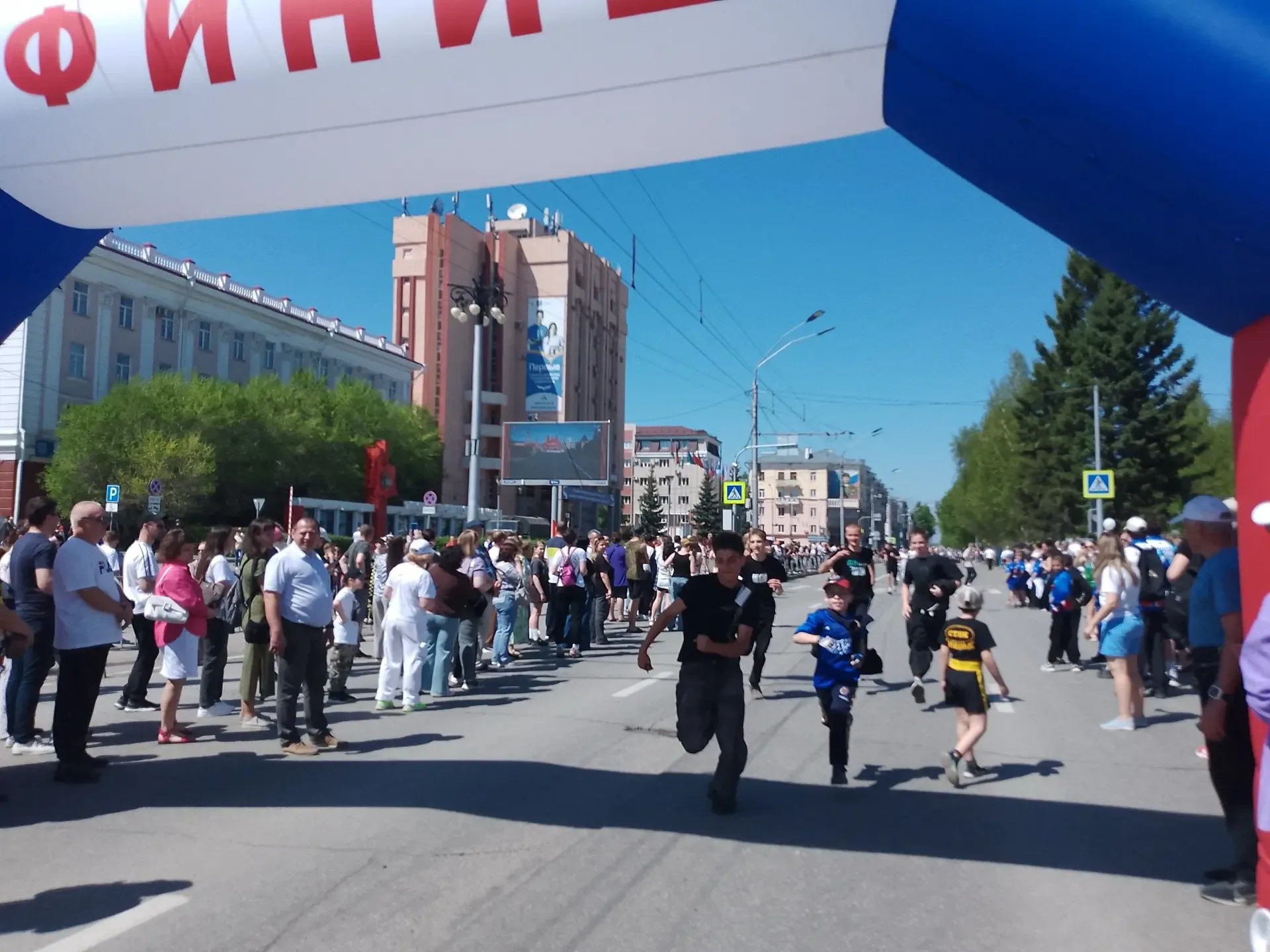 Кольцо Победы  Сегодня ученики школы 98 участвовали в легкоатлетическом забеге «Кольцо Победы». Трад
