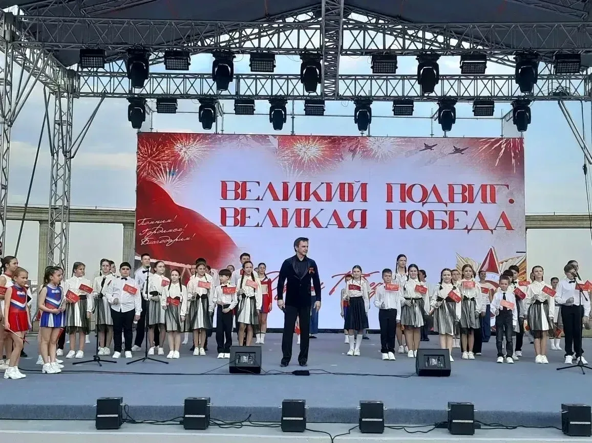 Великий праздник - День Победы🕊️  Ученица 3 «Б» класса Анастасия Баннова 9 мая приняла участие в кул