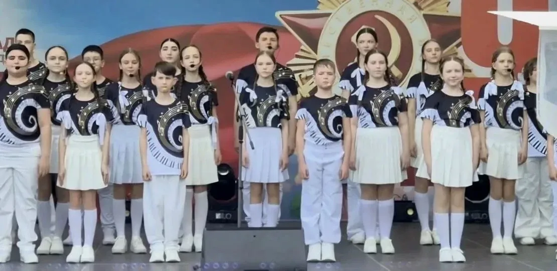 Великий праздник - День Победы🕊️  Ученица 3 «Б» класса Анастасия Баннова 9 мая приняла участие в кул