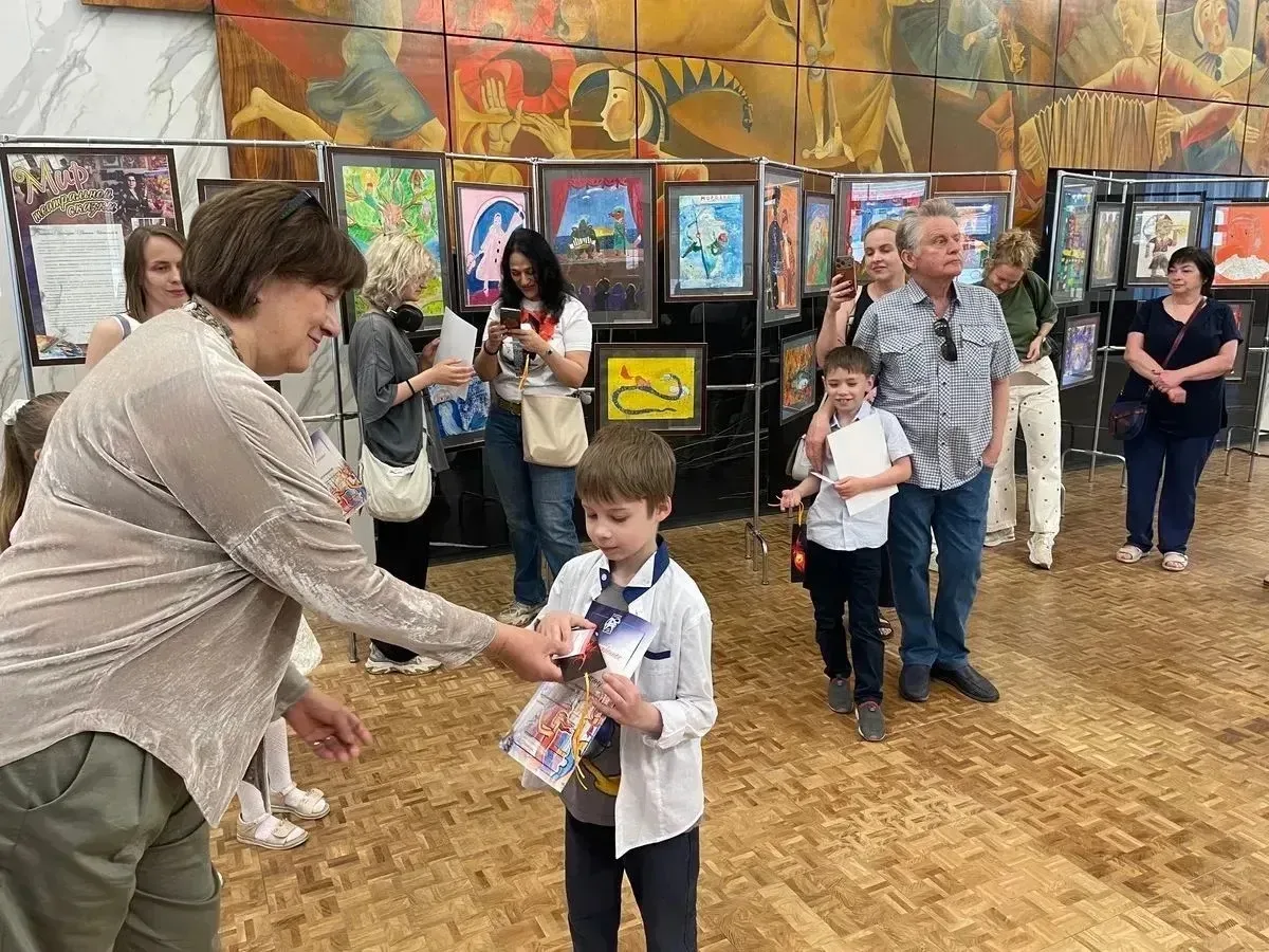 Успехи юного художника 🖼🎨  Ученик 1 "А" Саша Гридин принял участие в выставке «Мир театральной сказк