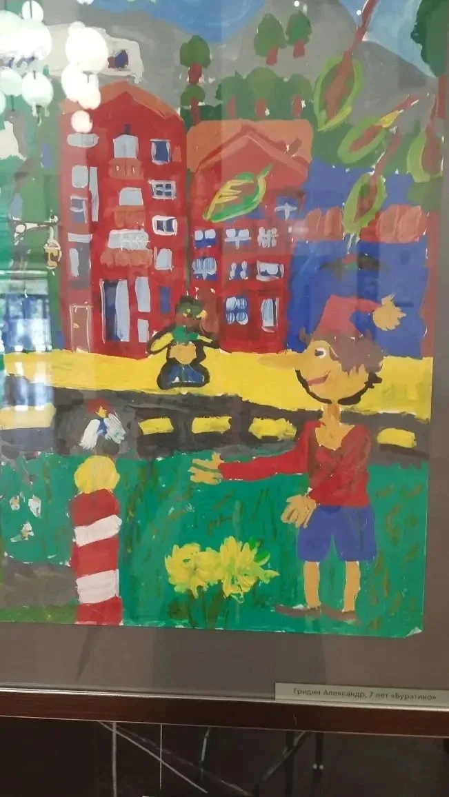 Успехи юного художника 🖼🎨  Ученик 1 "А" Саша Гридин принял участие в выставке «Мир театральной сказк