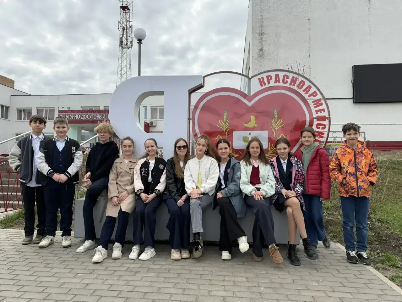 Волонтёрский отряд «Живые сердца» организовал и провёл благотворительную акцию «Сельская библиотека»
