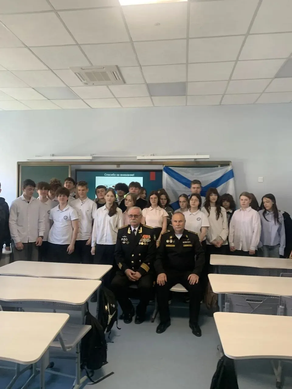 В рамках проекта "Билет в будущее" и профориентационной работы с учениками старших классов , в школе