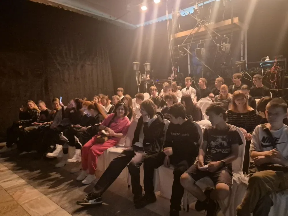 🎭 Сегодня наши ребята из ГБОУ СОШ с. Ягодное вместе с советником по воспитанию отправились в театр «