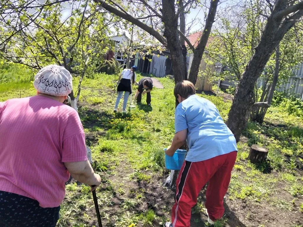 Активисты волонтерского отряда "Лига первых" оказали  помощь в уборке дворовой территории и вокруг д