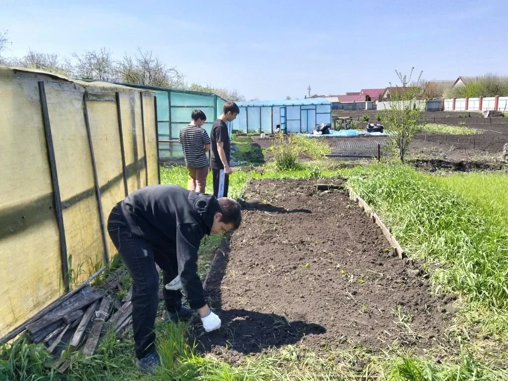 Активисты волонтерского отряда "Лига первых" оказали  помощь в уборке дворовой территории и вокруг д