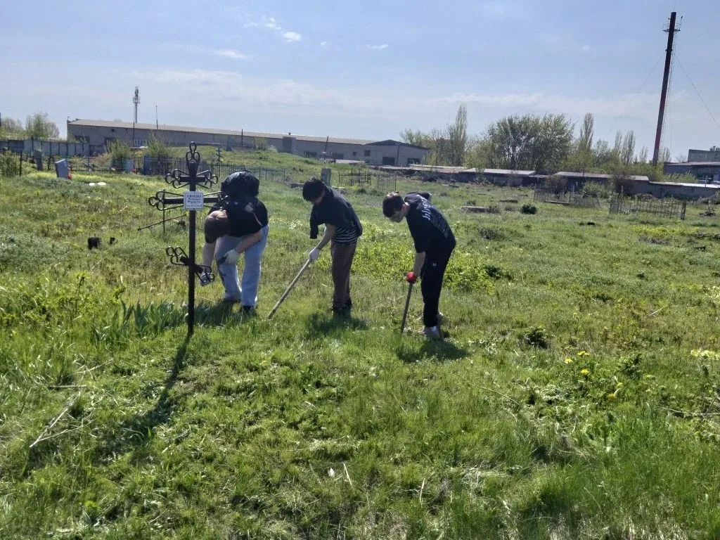 Акция "Нет забытых могил" В преддверии 81-летия Великой Победы, активисты волонтерского отряда "Лига