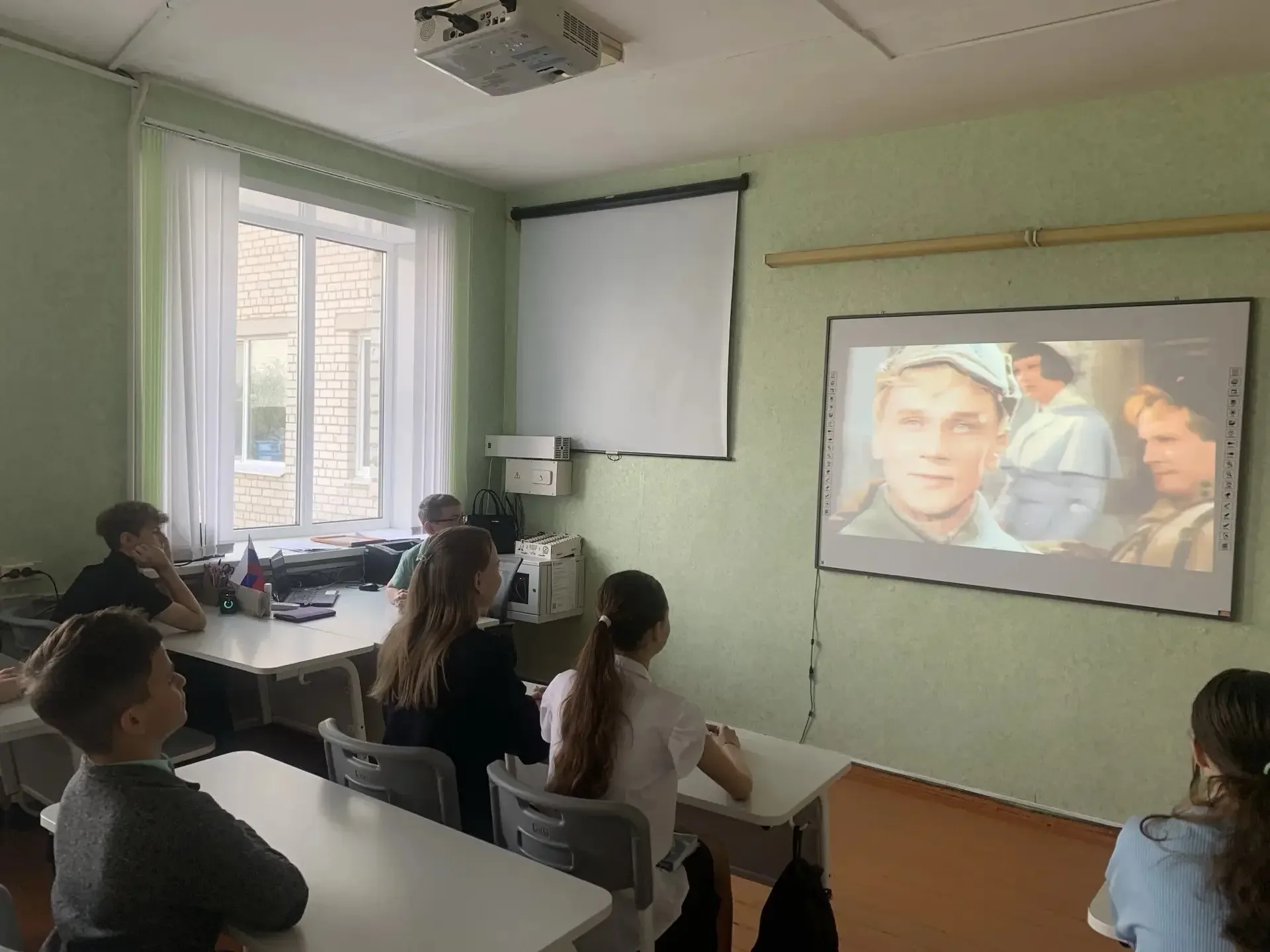 В 7 «А» классе прошёл тематический классный час «Мы помним, мы гордимся!», посвящённый подвигу нашег