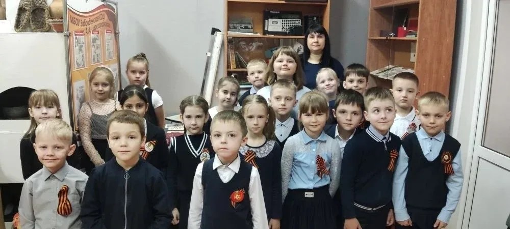 Экскурсия в школьный музей. В преддверии великого празднования 9 мая - Дня Победы в школьном музее "