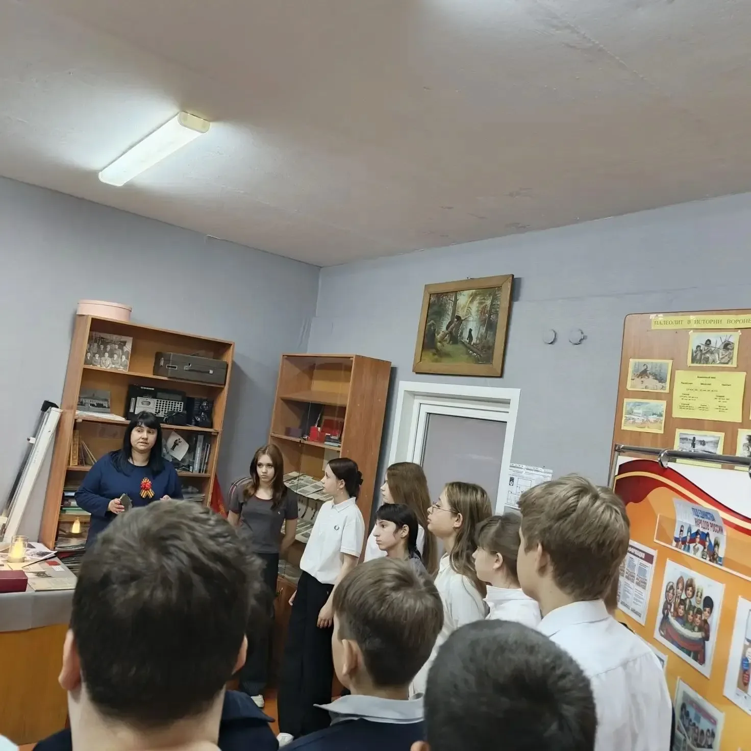 Экскурсия в школьный музей. В преддверии великого празднования 9 мая - Дня Победы в школьном музее "